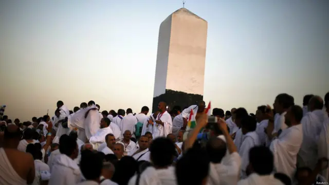 ويقف الحجاج على الجبل مرددين التلبية "لبيك اللهم لبيك، لبيك لا شريك لك لبيك،ان الحمد والنعمة لك والملك، لاشريك لك".