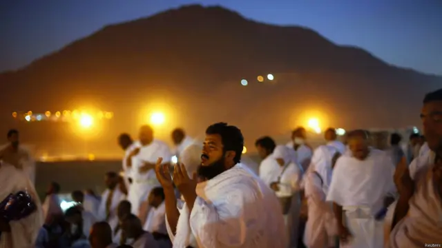 وانطلق الحجاج منذ الفجر من مشعر منى، حيث قضوا ليلتهم، باتجاه جبل عرفات.