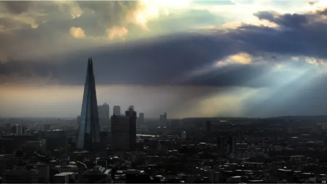 灰黑的云层，为伦敦添上了神秘气氛。