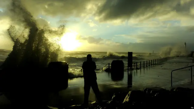冒着风暴，到海滨漫步。
