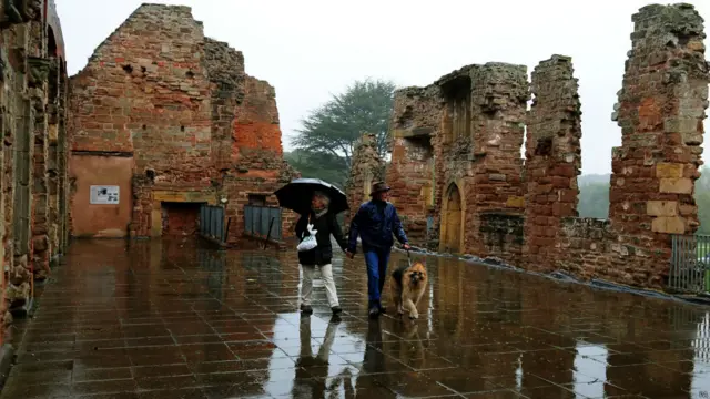 带着爱犬，前来诺丁汉的一家古老修道院遗迹参观