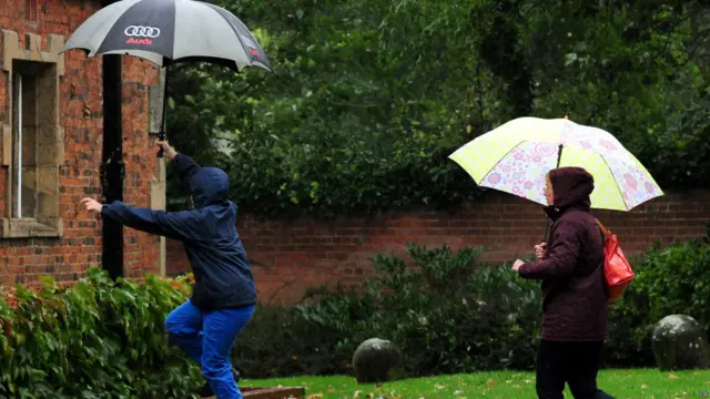 观光者差点被风吹走