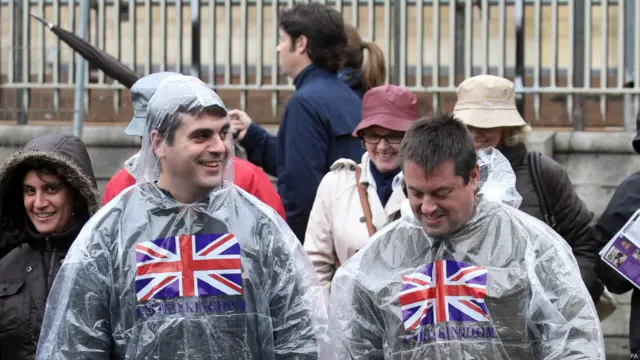 雨衣上的国旗更流露一点“爱国”情怀