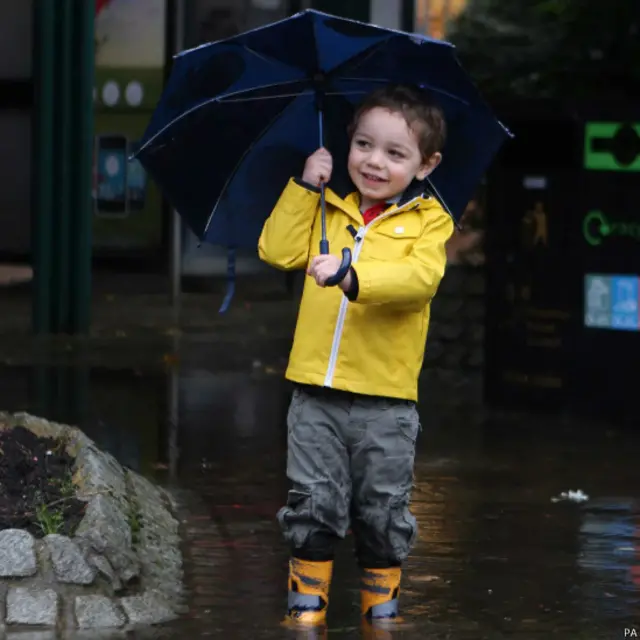 对小孩来说就是难得的“涉水作乐”的好机会