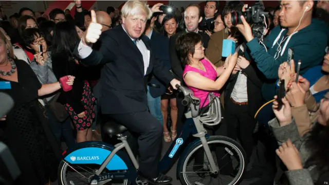 伦敦市长约翰逊在访华行程中为期六天。他在伦敦大学国际联盟创新展中骑上了被伦敦人所昵称的鲍里斯自行车（Boris Bike）。