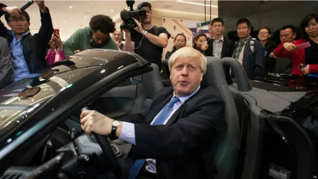 鲍里斯•约翰逊坐在英国经典的捷豹跑车内，来推介英国的商品。