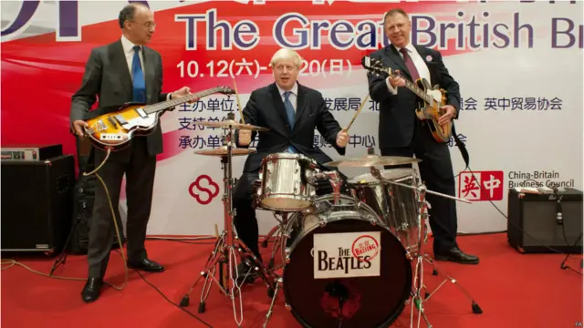 鲍里斯•约翰逊在英国进口商品购物节上一展鼓艺。