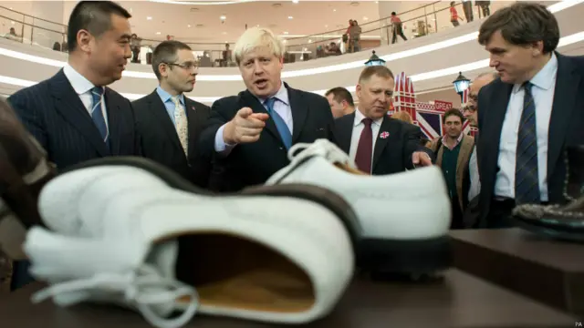 鲍里斯·约翰逊在北京的英国进口商品购物节上参观了很多摊位。