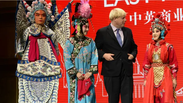 鲍里斯•约翰逊与其带领的代表团前往华彬歌剧院参加“中英商业投资文化交流新闻媒体见面会”，并与京剧演员合影。