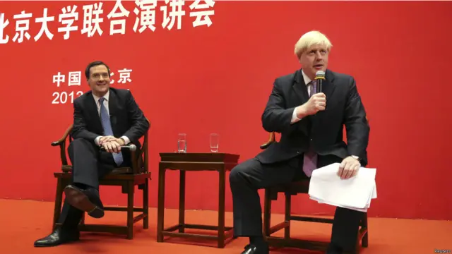 鲍里斯·约翰逊和目前同时在中国访问的英国财相奥斯本前往北京大学进行演讲。