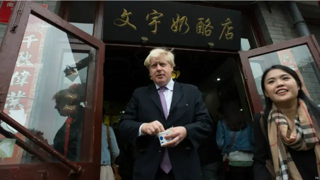 鲍里斯·约翰逊此行还前往南锣鼓巷的购物街，并品尝了那里的美食。