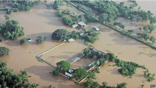 तूफ़ान के बाद आई बाढ़ से उड़ीसा के दो जिले प्रभावित हैं