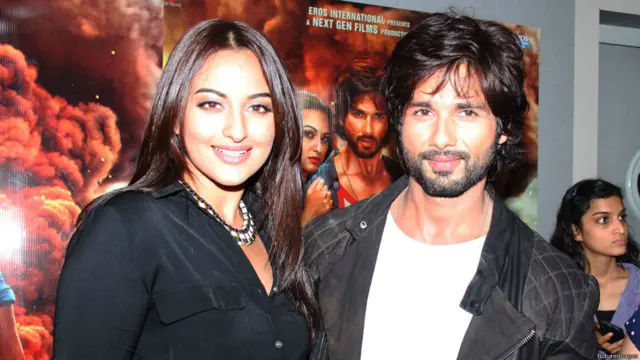 वैसे तो शाहिद और सोनाक्षी की जोड़ी काफी अच्छी लग रही है लेकिन दर्शक इस जोड़ी को कितना पसंद करते हैं, यह तो आने वाला समय ही बताएगा. 