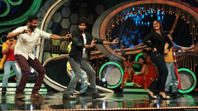 अभिनेता शाहिद कपूर को स्टंट पसंद है. कहा जाता है कि शाहिद अपने स्टंट खुद करते हैं. प्रभु देवा की इस फिल्म में कई स्टंट हैं. फ़िल्म में बोतल तोड़ने के एक दृश्य को फ़िल्माने के दौरान शाहिद के हाथ में चोट लग गई थी. 