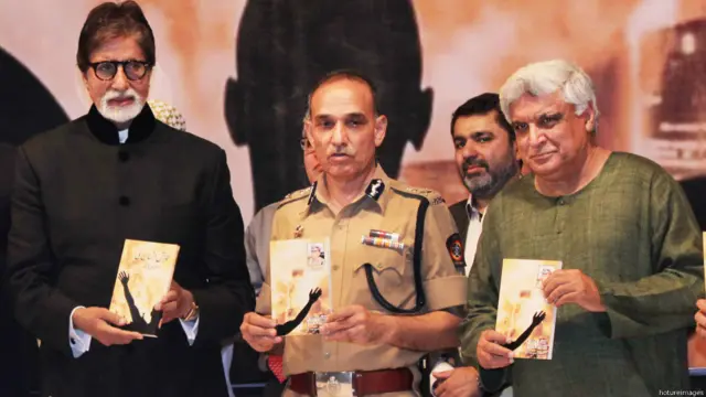 बॉलीवुड के शाहंशाह अमिताभ बच्चन की क्या कहना. वह किसी कार्यक्रम में पहुंचे और वह ख़ास न हो ऐसा हो नहीं सकता. जावेद अख़्तर के साथ ''ड्राइव मुंबई सेफ़'' नामक किताब के लोकर्पण में अमिताभ के पहुंचने से यह कार्यक्रम भी ख़ास हो गया. इन दोनों हस्तियों के साथ मुंबई के पुलिस आयुक्त सत्यपाल सिंह भी मौजूद थे. 