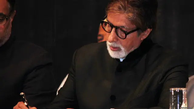 टीवी सीरियल ''कौन बनेगा करोड़पति'' के 7वें सीज़न के प्रस्तोता अमिताभ कई अभियानों में सक्रिय रहे हैं. उनका ''वाइब्रेंट गुज़रात'' नामक अभियान विवादों में घिर गया था. 