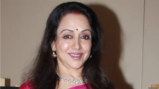 गुज़रे ज़माने की अभिनेत्री हेमा मालिनी एक शानदार अदाकारा हैं. कला जगत से राजनीति में कदम रखने के बावजूद हेमा का बॉलीवुड प्यार बरकरार है. वो अक्सर बॉलीवुड के किसी न किसी कार्यक्रम में दिख ही जाती हैं.