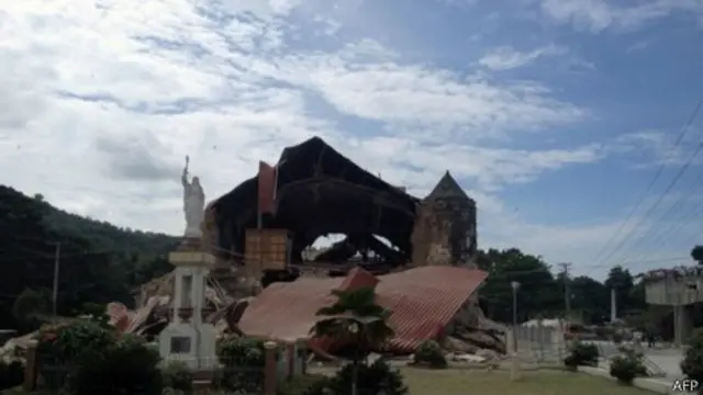 Старинная церковь в городе Лобок на Бохоле