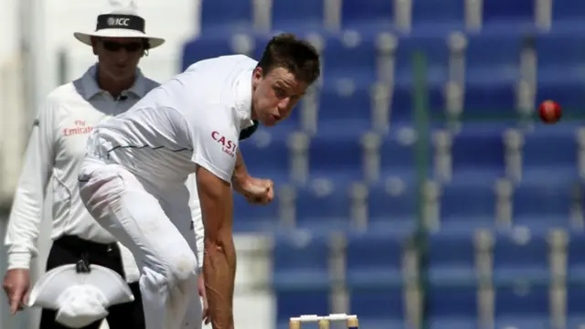 جنوبی افریقہ نے مورکل سمیت پانچ بالرز کو آزمایا۔جنوبی افریقہ کی جانب سے ڈومینی، فیلینڈر اور مورکل نے ایک ایک وکٹ حاصل کی