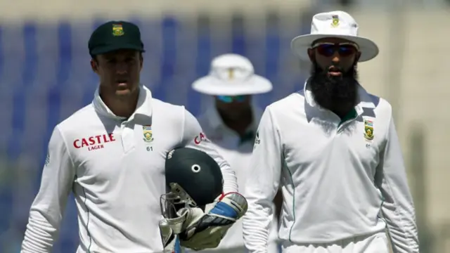 اس سے پہلے جب دوسرے دن کا کھیل شروع ہوا تو جنوبی افریقی ٹیم اپنی پہلی اننگز میں 249 رنز بنا کر آؤٹ ہوگئی