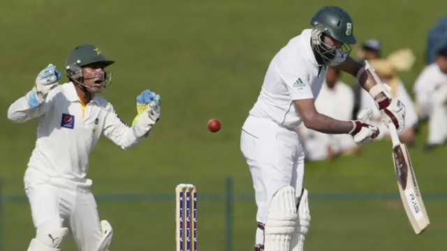 پہلے دن سنچری بنانے والے ہاشم آملہ اپنے سکور میں بغیر کوئی اضافہ کیے محمد عرفان کی تیسری وکٹ بنے