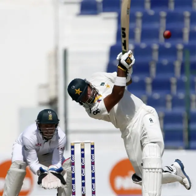 پاکستانی اننگز کی خاص بات اوپنر خرم منظور کی شاندار سنچری تھی جو اب بھی 131 رنز بنا کر کریز پر موجود ہیں