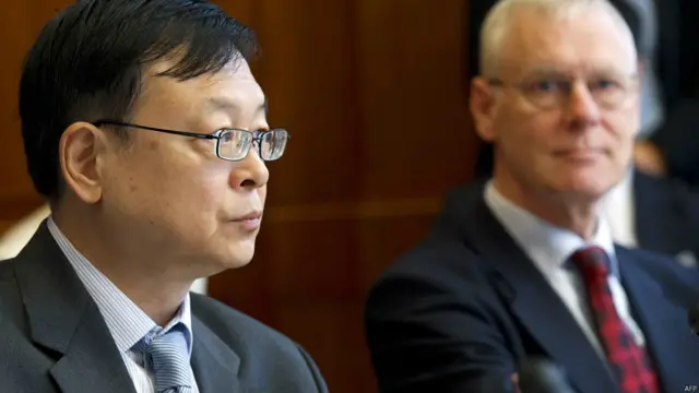 هانس دیتر لوکاس، (راست) نماینده آلمان و پنگ سن، نماینده چین در مذاکرات