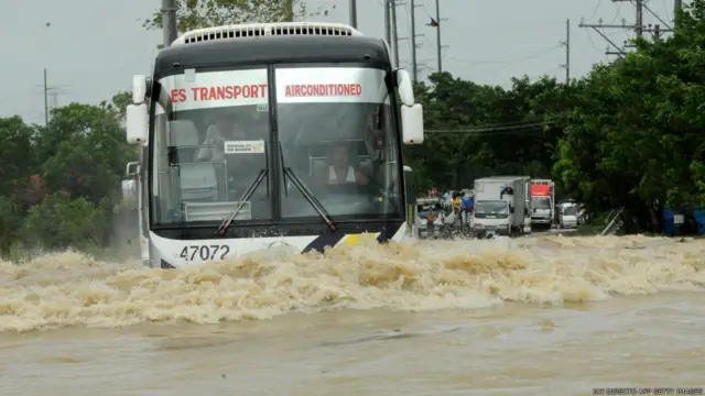 Xe cộ lội nước ở Philippines. Photos by JAY DIRECTO/AFP/Getty Images