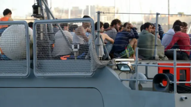 قارب للمهاجرين في رحلة مضنية