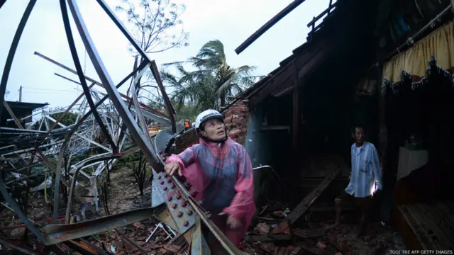Một nhà bị hư hại ở Quảng Bình. Ảnh AFP/Getty Images