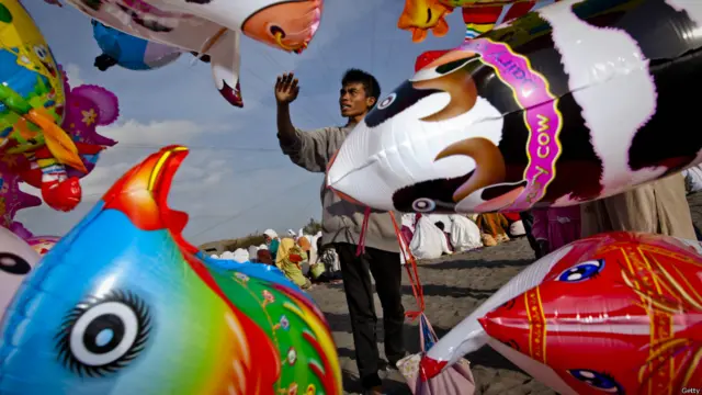 Индонезияда турли шаклдаги шарлар билан савдо қилувчи Ҳайит намози тугаганидан кейин харидорлар келади, деб кутмоқда.