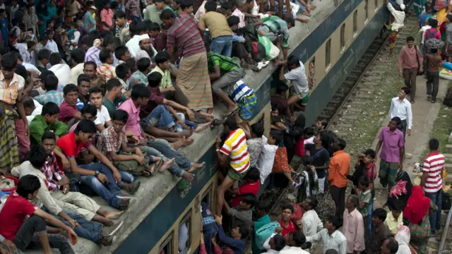 Пойтахт Даккадан бангладешликлар ўз туғилиб ўсган жойларига шошилмоқдалар.