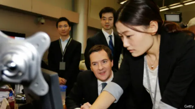 英国财政大臣乔治·奥斯本认真听取工商银行职员的介绍