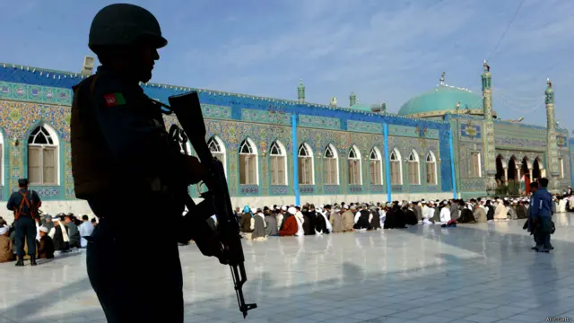 Афғонистоннинг Мозори-Шариф шаҳридаги Равзада қаттиқ хавфсизлик чоралари остида Ҳайит ибодати адо этилди. 