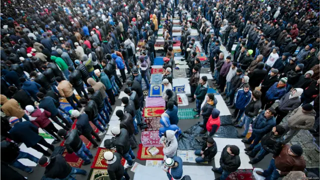 Мусульмане у Соборной мечети в Москве