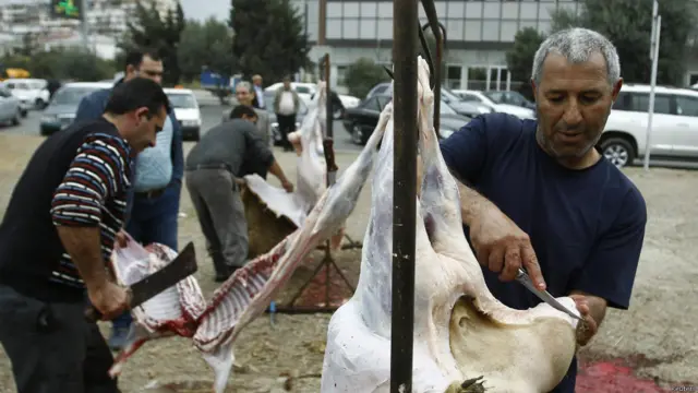 Озарбайжон пойтахти Бокуда қурбонлик қўйиш пайти.