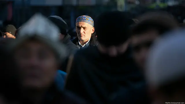 Мусульмане у Соборной мечети в Москве