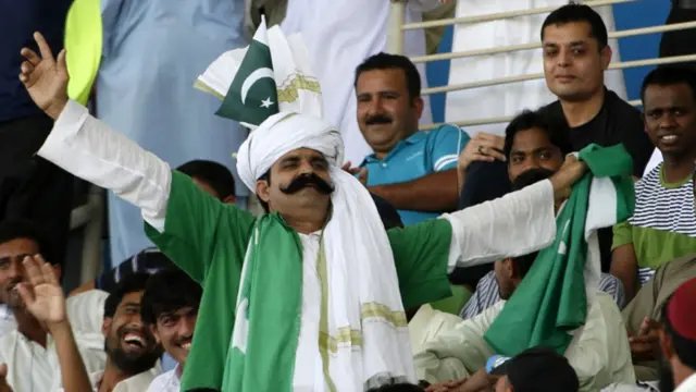 ٹیسٹ میچ کے دوران شائقین کرکٹ کی ایک محدود تعداد بھی سٹیڈیم میں موجود ہے اور اس اکثریت پاکستانی شائقین کی ہے 