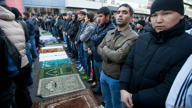 Мусульмане у Соборной мечети в Москве