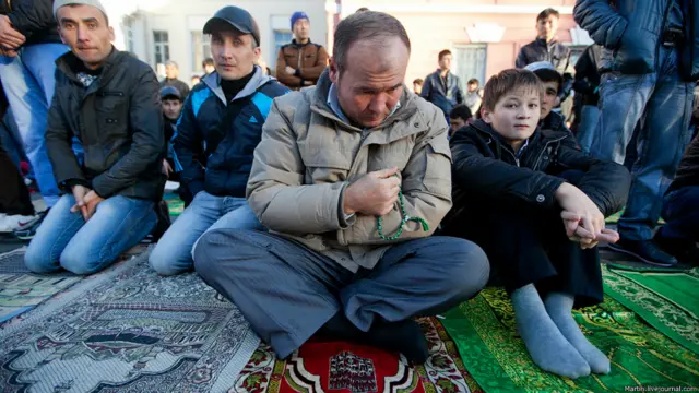 Мусульмане у Соборной мечети в Москве