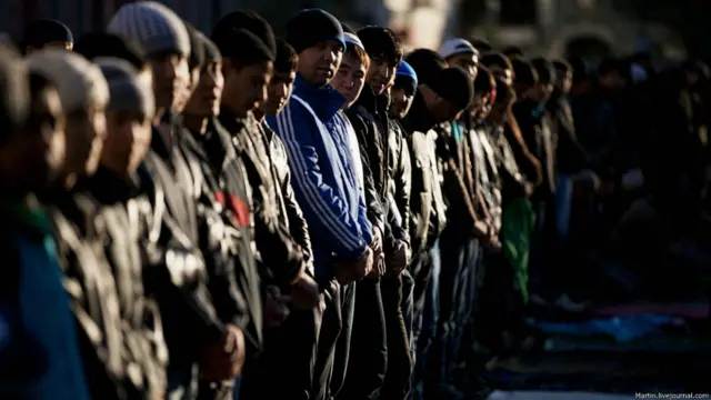 Мусульмане у Соборной мечети в Москве