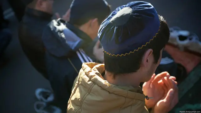 Мусульмане у Соборной мечети в Москве