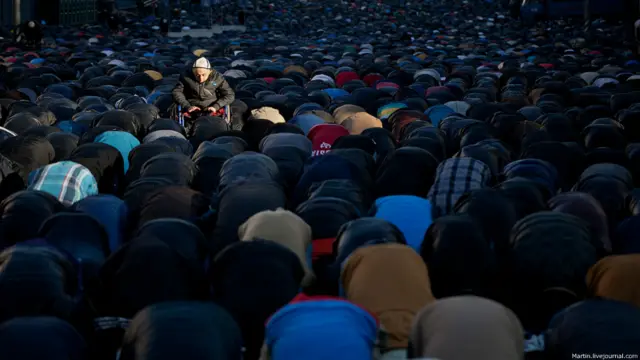 Мусульмане у Соборной мечети в Москве