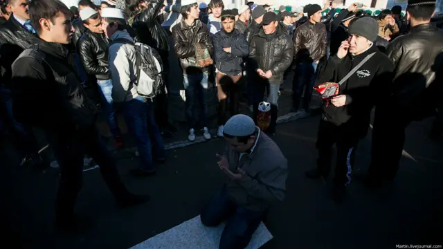 Мусульмане у Соборной мечети в Москве