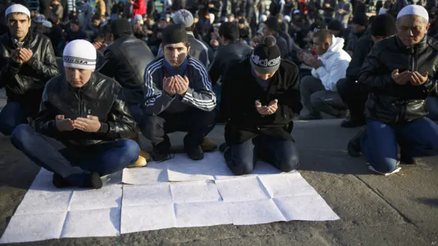 Москвада Ҳайит ибодатлари кўп сонли намозхонлар йиғилиши билан эътиборни тортади.