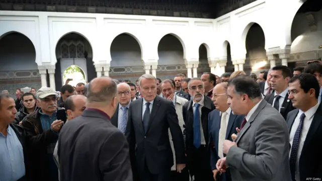 Франция Бош вазири Жан Мак Эйро Париждаги Жомеъ масжидига келиб, мусулмонларни Ийд ал-Адҳа билан табриклади.