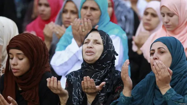 Дуога йўл очган тунислик аёллар.