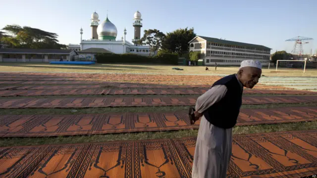 Кения пойтахти Найробидаги стадионда Қурбон Ҳайити намозини ўқиш учун жой тайёрланди.