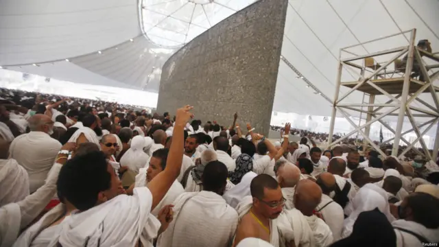 Ҳожилар шайтонга тош отмоқдалар.