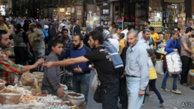 Tiendas venden comida por la fiesta Eid al-Adha.